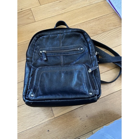 Source Unknown Handbags - Pelle Studio black  Leather Backpack with Front Zip Pocket